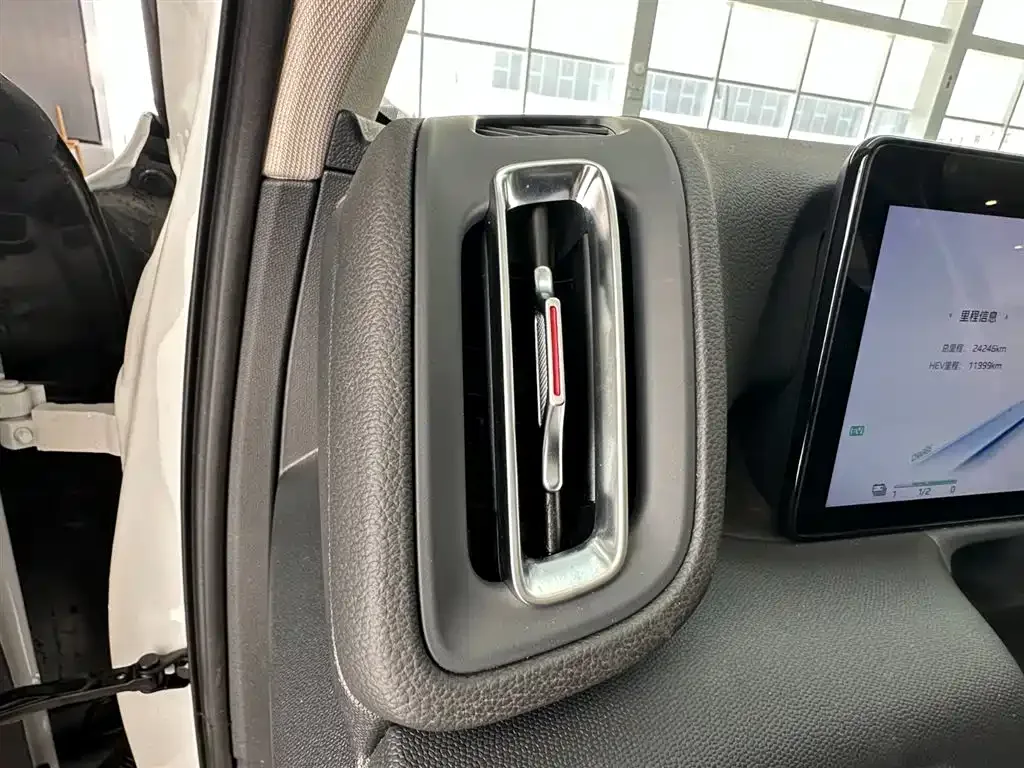 Hongqi Hongqi HS3 PHEV 2025 PHEV 117km Power PLUS Edition — Фото автомобиля 11