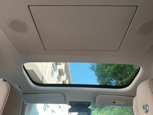 Li Auto MEGA — Фото автомобиля 17