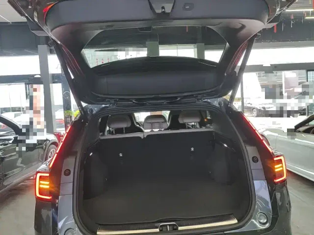 Volvo XC70 Plug-in Hybrid — Фото автомобиля 18
