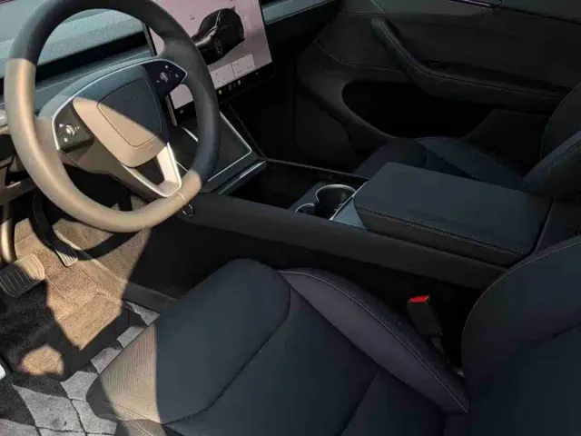 Tesla Model Y L — Фото автомобиля 8