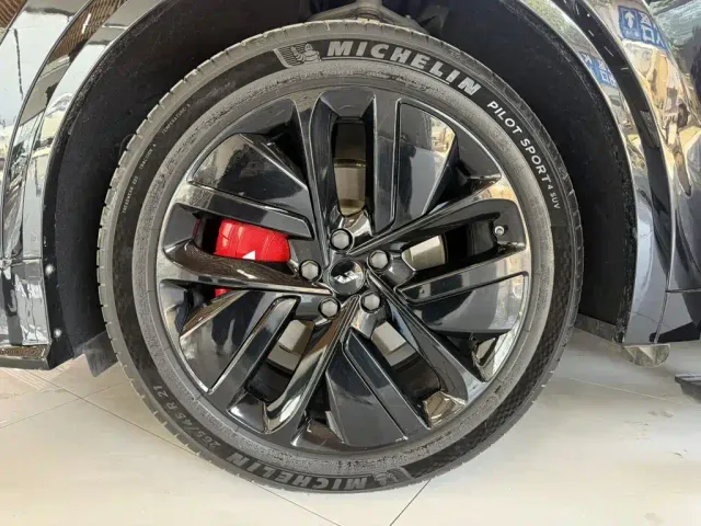 Li Auto L7 — Фото автомобиля 10