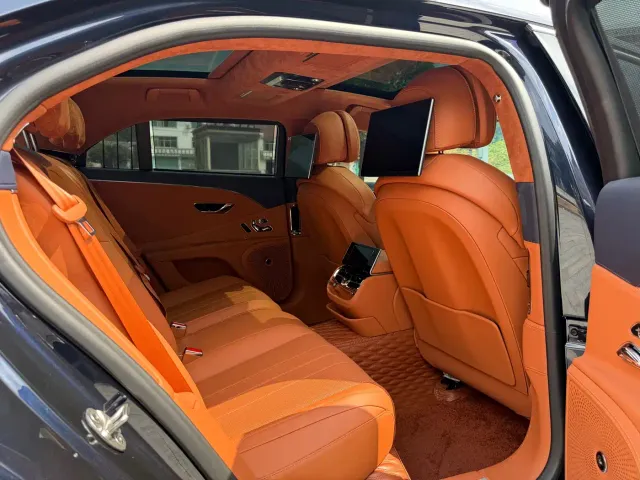 Bentley Flying Spur — Фото автомобиля 12