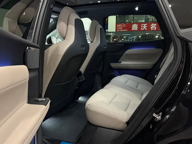 Volvo XC70 Plug-in Hybrid — Фото автомобиля 6