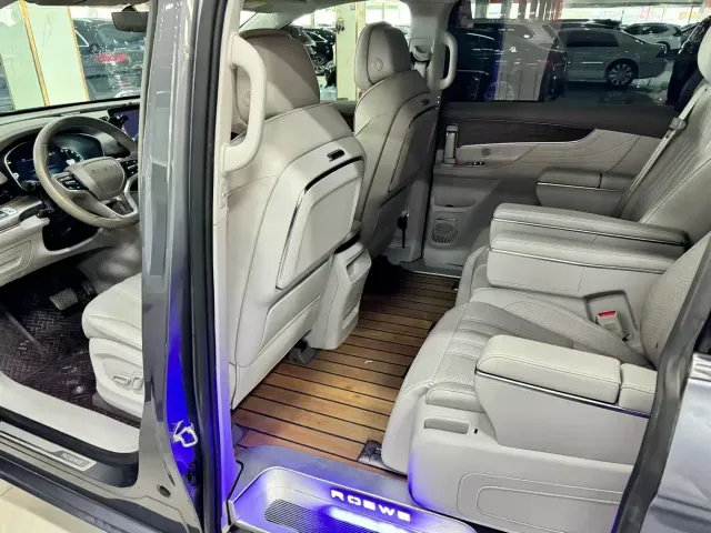 Roewe iMAX8 — Фото автомобиля 9