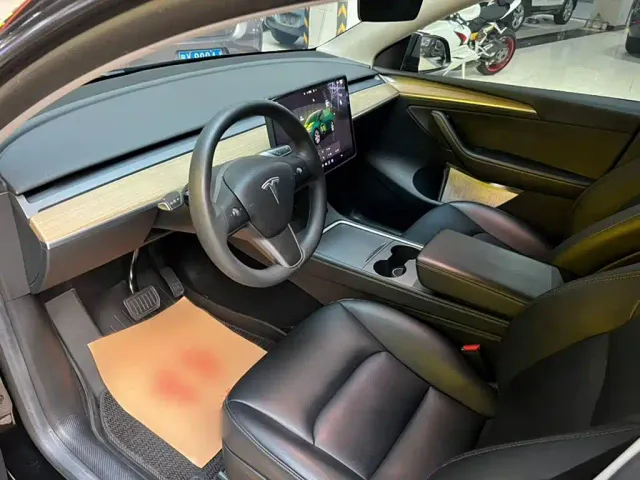 Tesla Model Y — Фото автомобиля 6