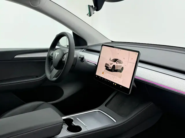 Tesla Model Y — Фото автомобиля 17