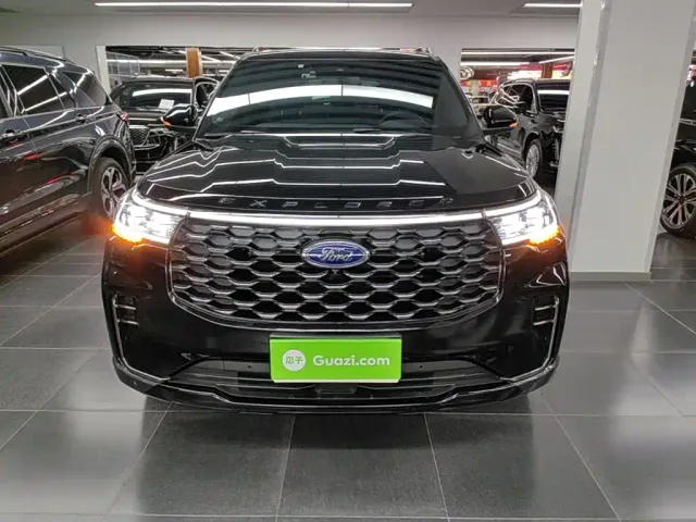 Ford Explorer — Фото автомобиля 2