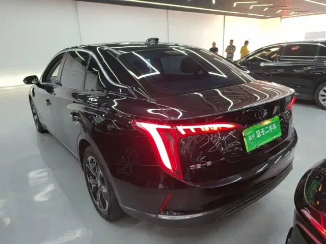Hongqi E-QM5 — Фото автомобиля 4