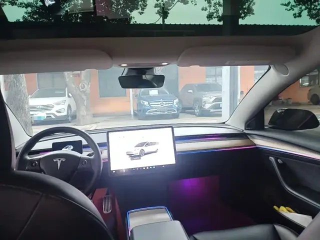 Tesla Model 3 — Фото автомобиля 17