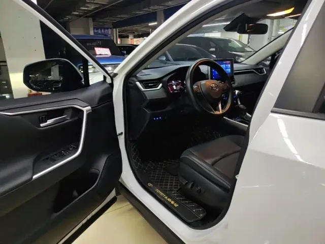 Toyota RAV4 — Фото автомобиля 15