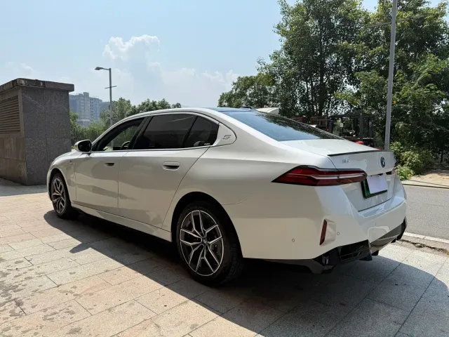 BMW i5 — Фото автомобиля 6