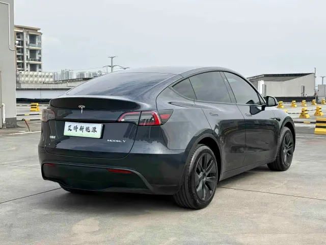 Tesla Model Y — Фото автомобиля 7