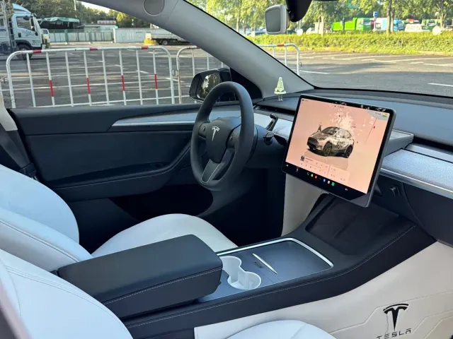 Tesla Model Y — Фото автомобиля 5