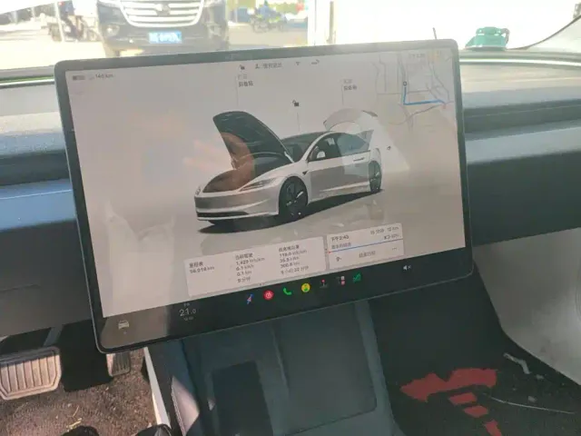 Tesla Model 3 — Фото автомобиля 10