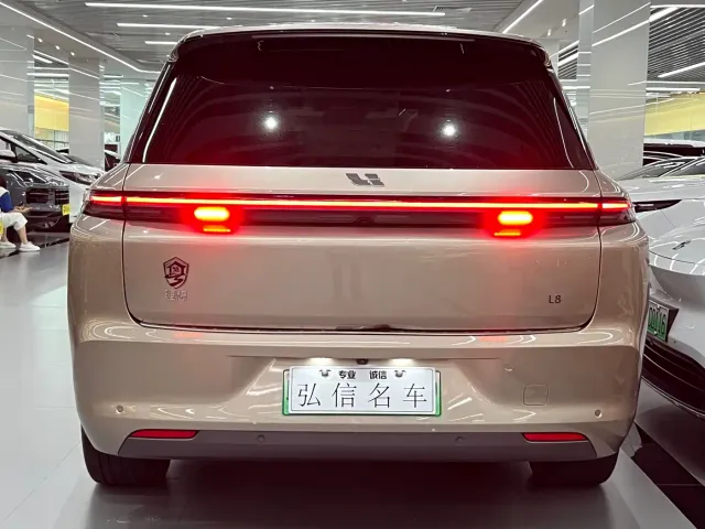 Li Auto L8 — Фото автомобиля 14