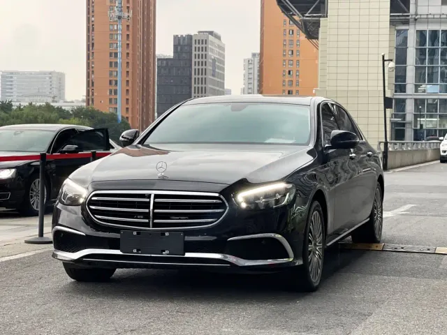 Фотография автомобиля — Mercedes-Benz E-Class