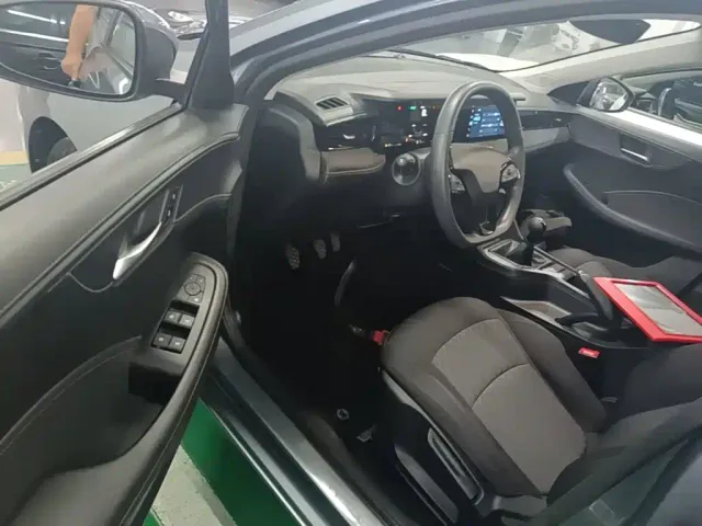 Roewe i5 — Фото автомобиля 15