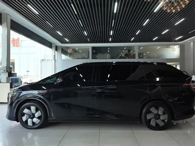 Xpeng X9 — Фото автомобиля 4