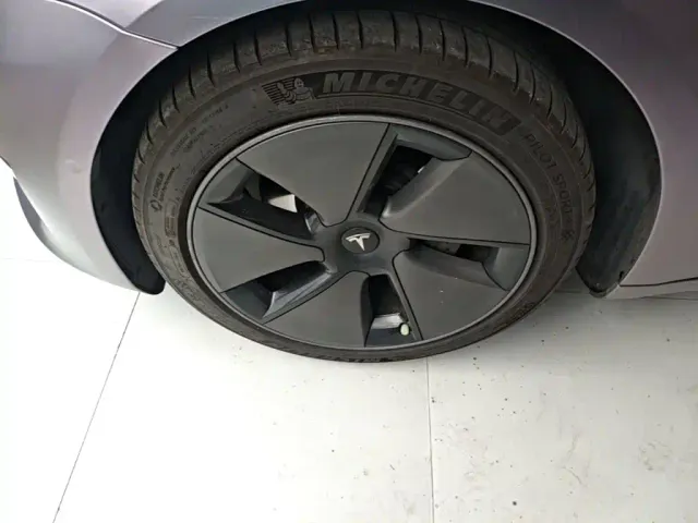 Tesla Model 3 — Фото автомобиля 22