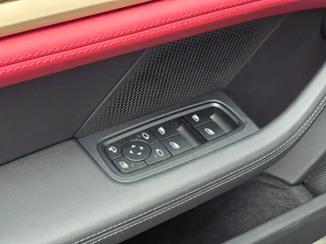 Porsche Taycan — Фото автомобиля 12