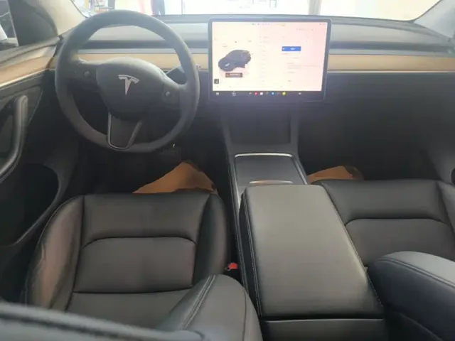 Tesla Model Y — Фото автомобиля 9