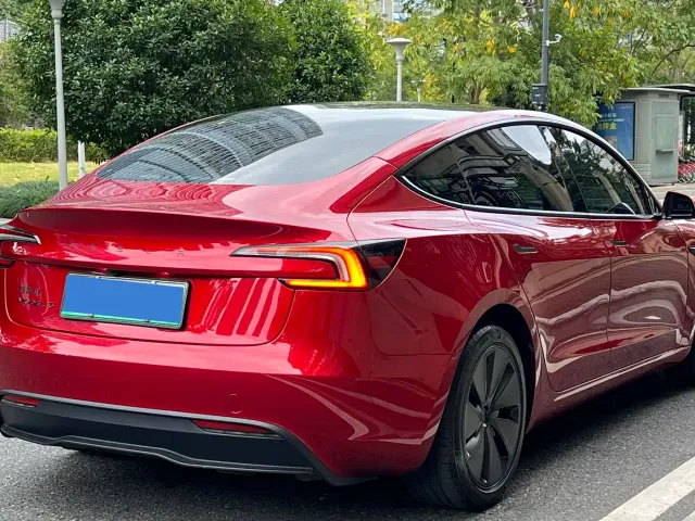 Tesla Model 3 — Фото автомобиля 6