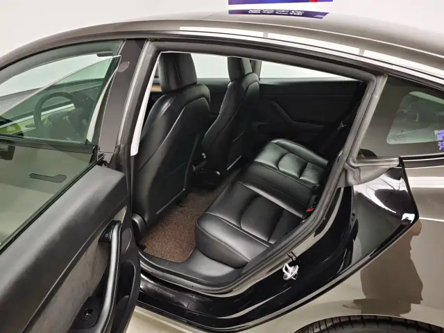 Tesla Model 3 — Фото автомобиля 18