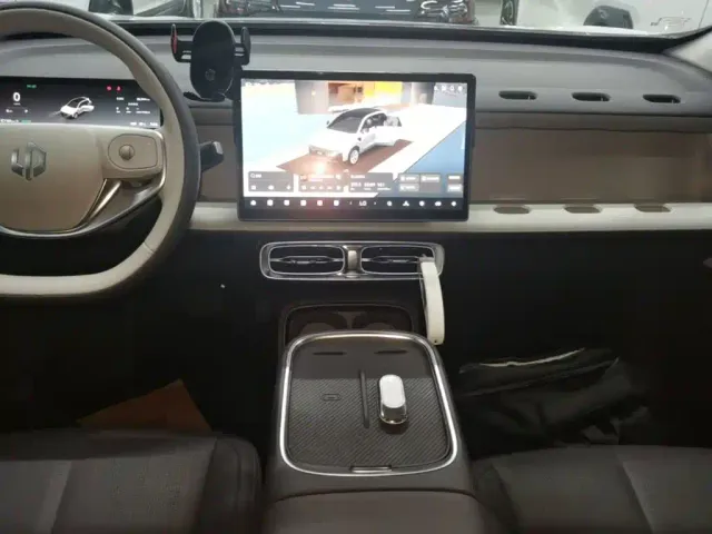Leapmotor B10 — Фото автомобиля 12