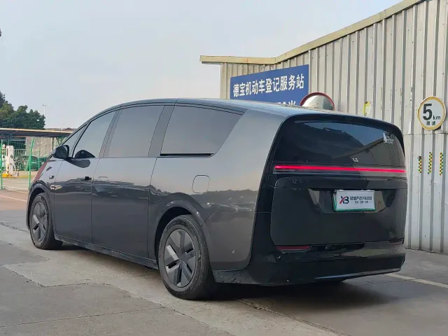 Li Auto MEGA — Фото автомобиля 4