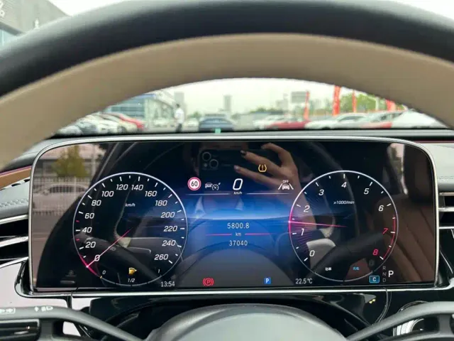 Mercedes-Benz E-Class — Фото автомобиля 3