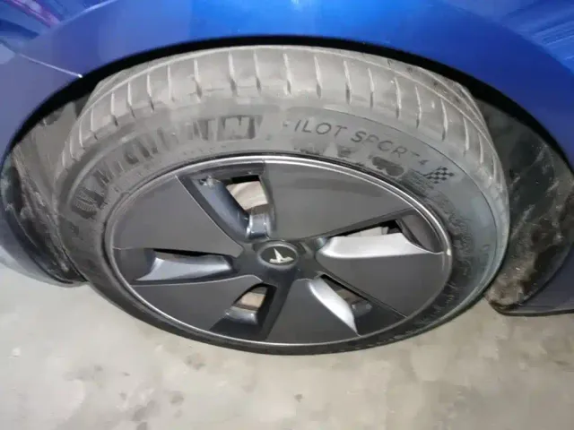 Tesla Model 3 — Фото автомобиля 22