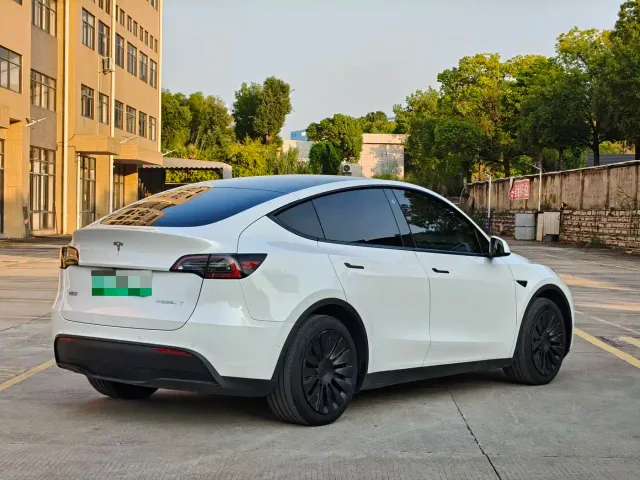 Tesla Model Y — Фото автомобиля 5