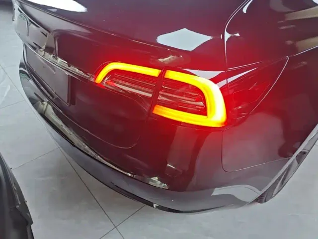Tesla Model 3 — Фото автомобиля 7