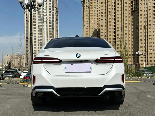 BMW 5 Series — Фото автомобиля 8
