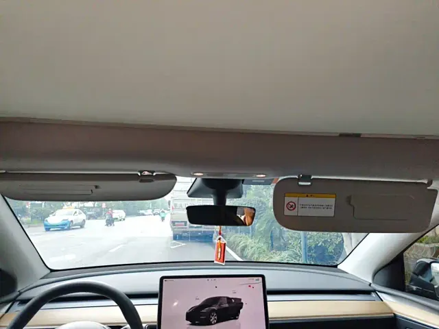 Tesla Model Y — Фото автомобиля 19