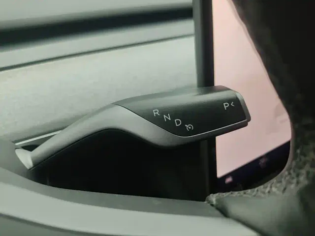 Tesla Model Y — Фото автомобиля 13
