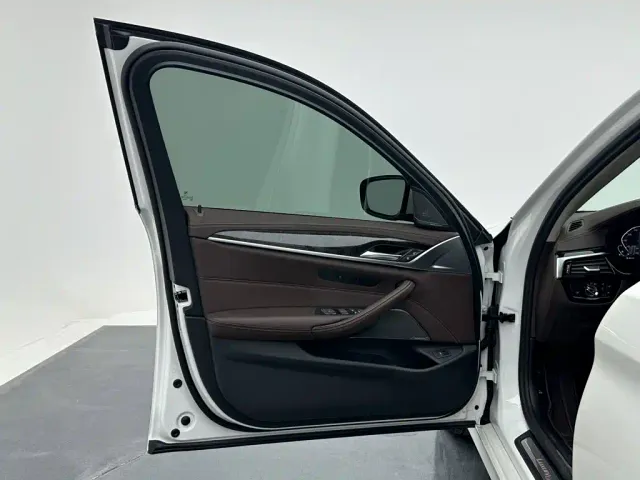 BMW 5 Series — Фото автомобиля 11
