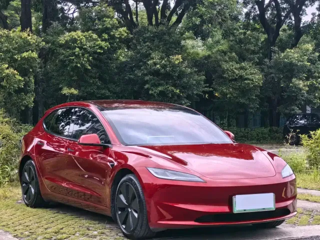 Tesla Model 3 — Фото автомобиля 2