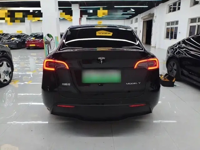 Tesla Model Y — Фото автомобиля 5