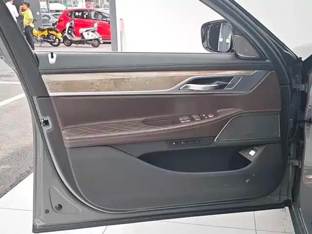 BMW 7 Series — Фото автомобиля 9