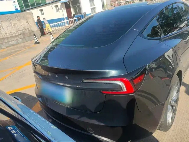 Tesla Model 3 — Фото автомобиля 5