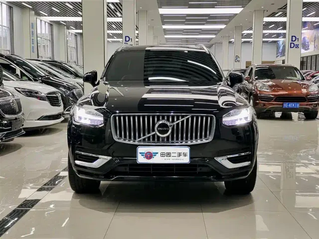 Volvo XC90 — Фото автомобиля 2