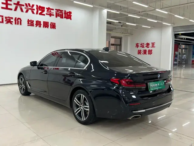 BMW 5 Series — Фото автомобиля 15