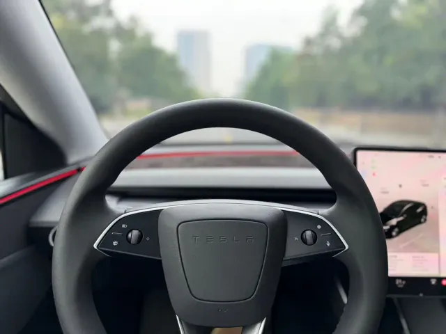 Tesla Model Y — Фото автомобиля 6