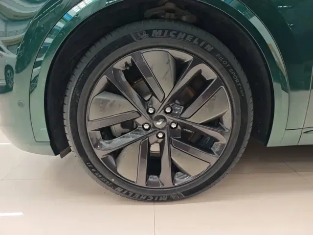 Li Auto L9 — Фото автомобиля 22