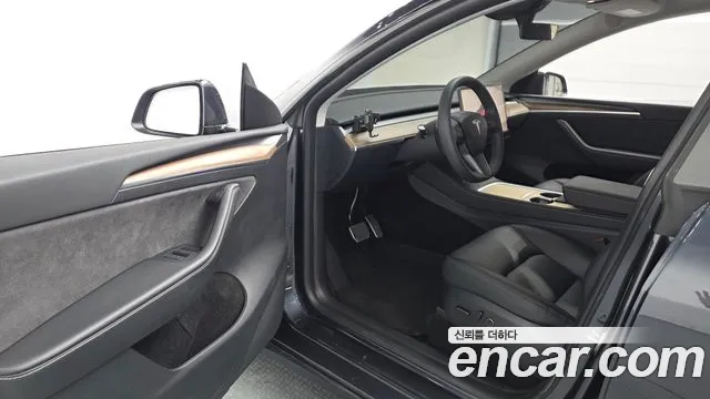 Tesla Model Y — Фото автомобиля 15