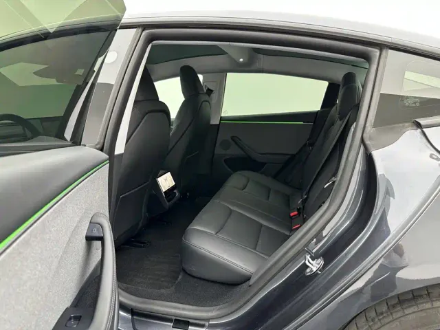 Tesla Model 3 — Фото автомобиля 17