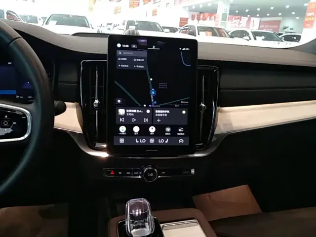Volvo S90 — Фото автомобиля 12