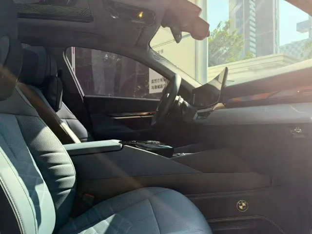 BMW 5 Series — Фото автомобиля 12