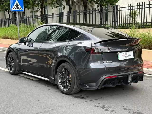 Tesla Model Y — Фото автомобиля 21